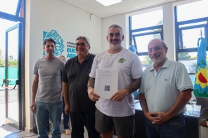 Ricardo Curutchet y el ministro Javier Rodr&iacute;guez entregaron plantines del programa Huertas Urbanas y certificados PUPAA