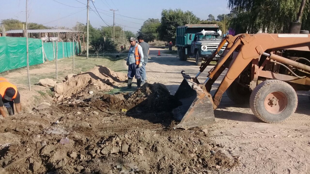 Colocacion de caños de desagüe sobre Lozano en El Tonel