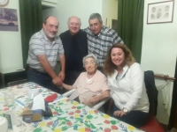 El intendente, con la vecina Esther Villamayor de Bernardini, que cumplió 96 años