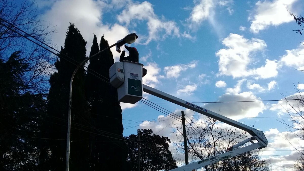 Reparación de luminarias en el barrio La Recova