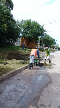 Mantenimiento de desagües en calle Libertad