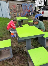 Instalación de mobiliario urbano en la UMI Las Talitas