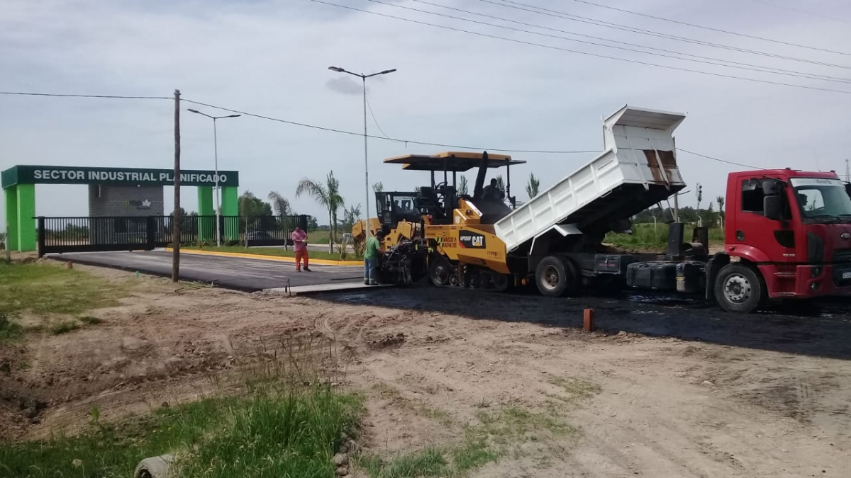 Pavimento del acceso al Parque Industrial de Marcos Paz