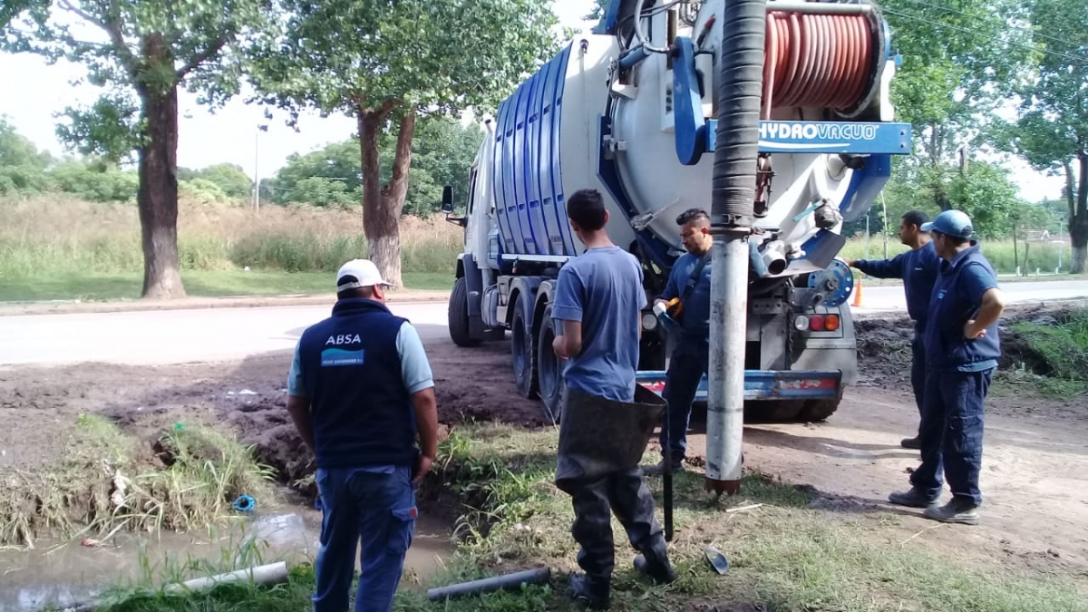 Limpieza de desagües en el barrio Gándara