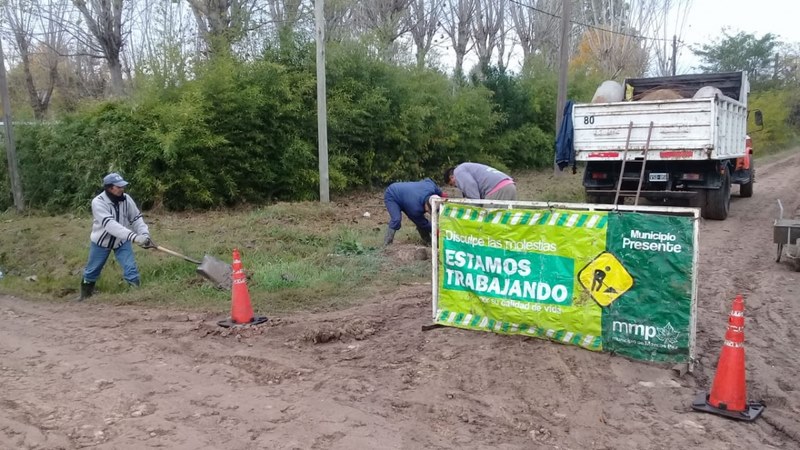 Colocación de caños de desagües en barrio Güemes