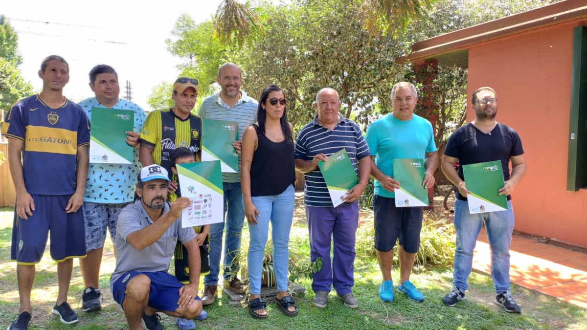 Entrega de apoyo económico a parte de los clubes que conforman la nueva Liga Municipal de fútbol