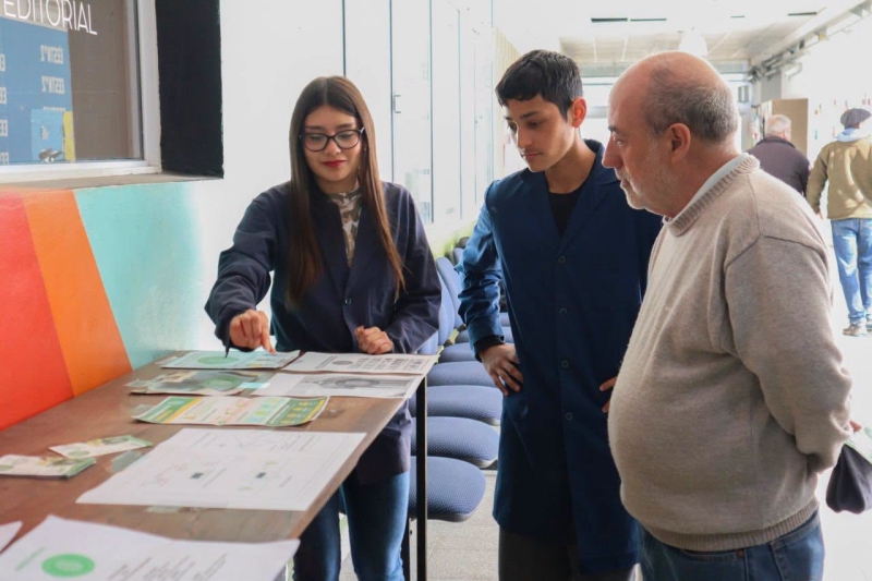 Entrega de apoyo econ&oacute;mico a la T&eacute;cnica N&deg; 2 que avanza con el proyecto Nuestra Huella