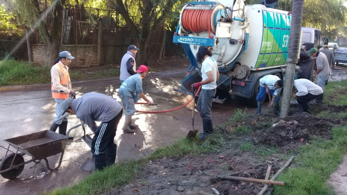 Limpieza de una cámara pluvial en el barrio Gándara