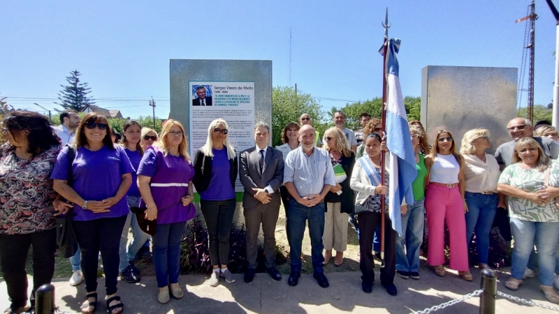 Inauguración de un nuevo tótem en el Paseo de la Humanidad