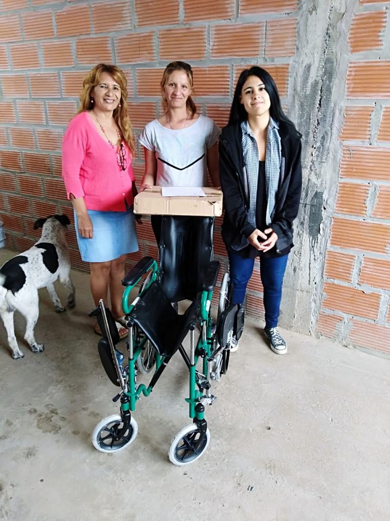 Entrega de una silla de ruedas a un vecino de Los Aromos