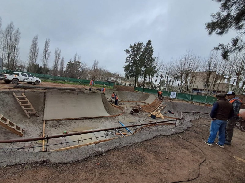 Avanzan obras en el Skate Park y en el sector de juegos de la plaza Eva Per&oacute;n