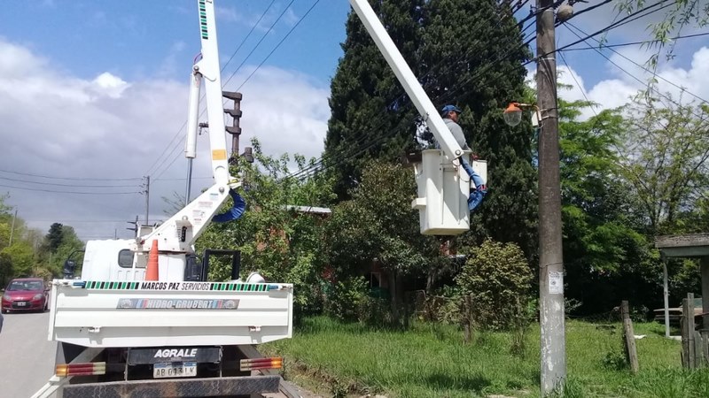 Instalación de lámparas LED sobre Misiones en El Prado