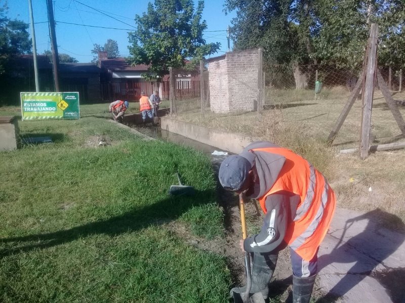 Limpieza de acequia en el Barrio Obrero