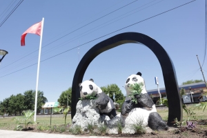 Presentan nueva escultrua en el Paseo de la Humanidad II
