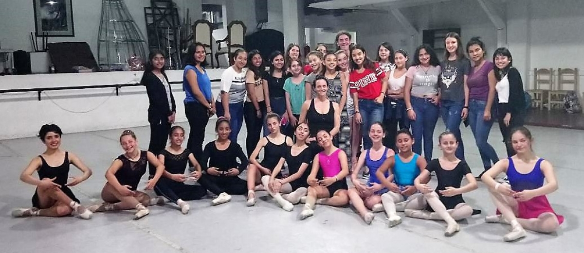 Alumnas de la Escuela de Danzas, en una clase de Maximiliano Guerra