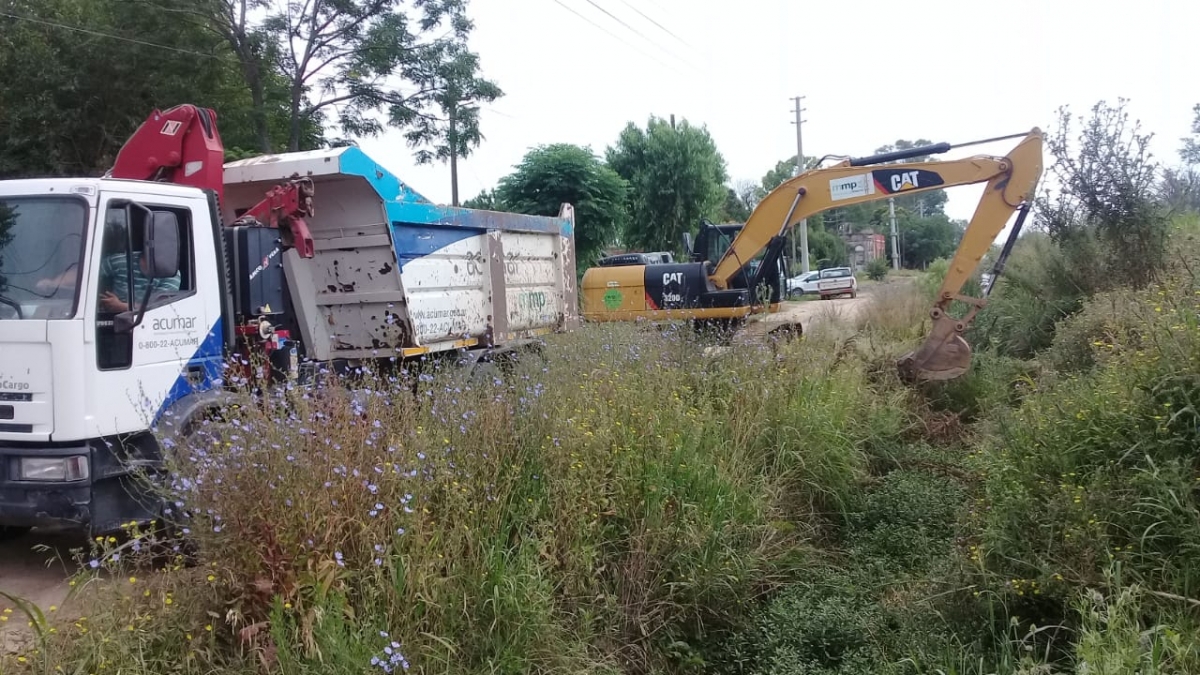 Limpieza del canal pluvial sobre Rivadavia en La Recova