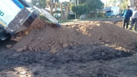 Colocación de una caño de desagüe pluvial sobre la calle Moreno