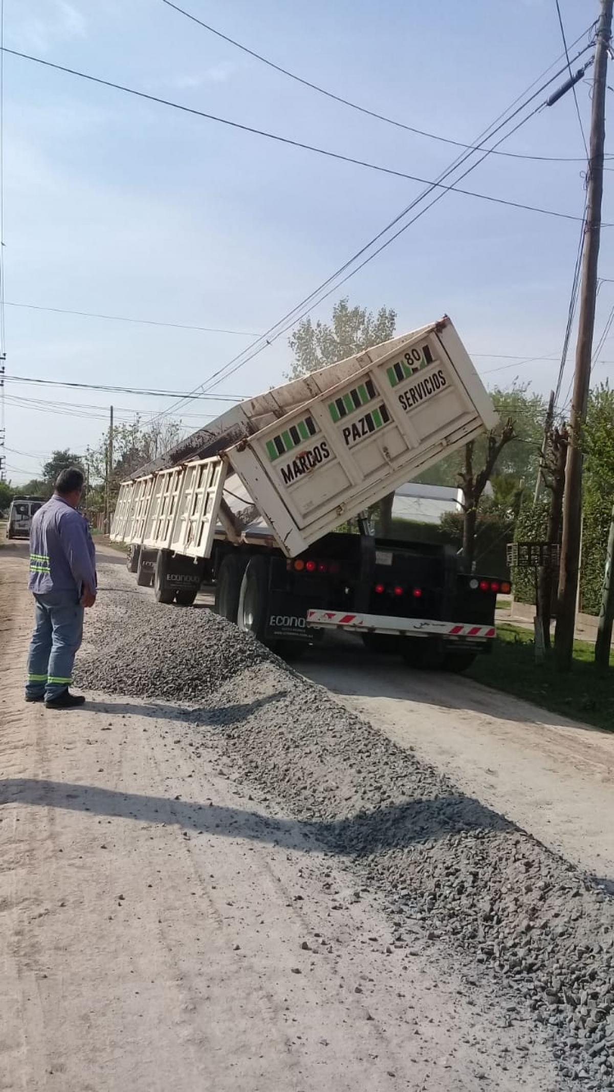 Colocación de piedras en calles de Sánchez y Gándara