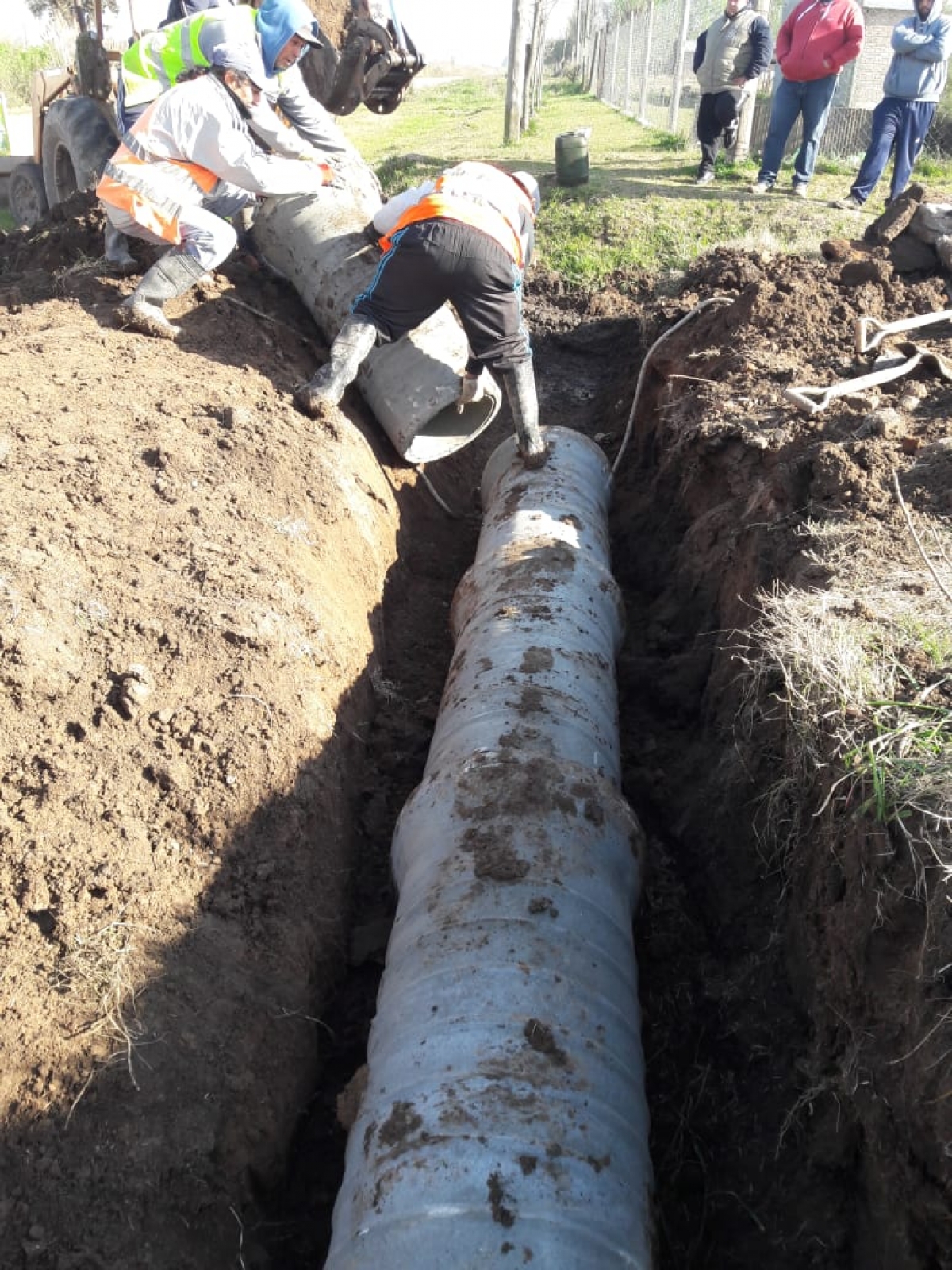 Colocación de un caño de desagüe pluvial en la calle D&#039;Agnillo