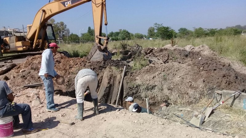 Colocación de caños de desagües pluviales en La Paz