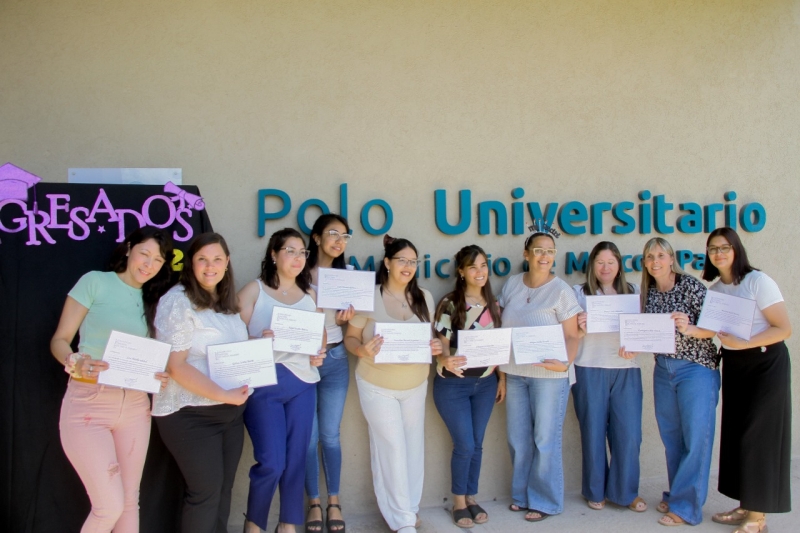 Entrega de diplomas en el Polo Universitario