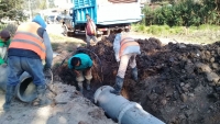 Colocación de caños de desagüe en Esmeralda del barrio Fonavi