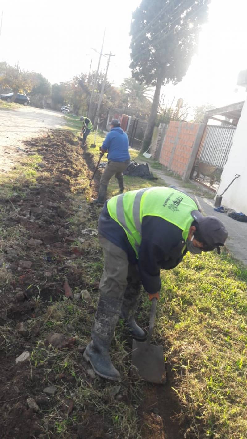 Mantenimiento y limpieza de zanjas en los barrios La Loma y La Recoba.