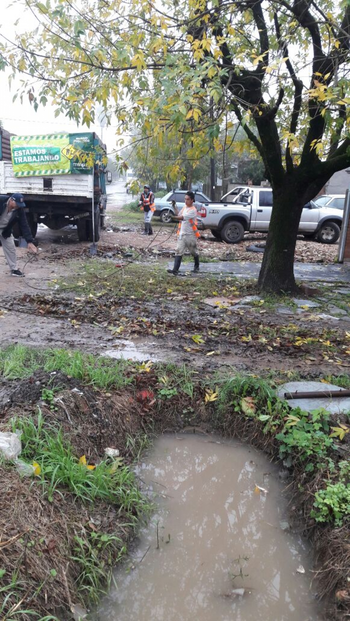 Limpieza de desagües y zanjeo en La Trocha