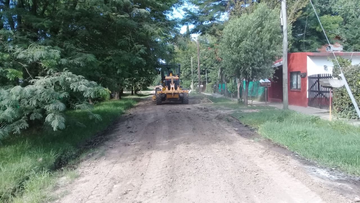 Continúa el nivelado de calles en Martín Fierro