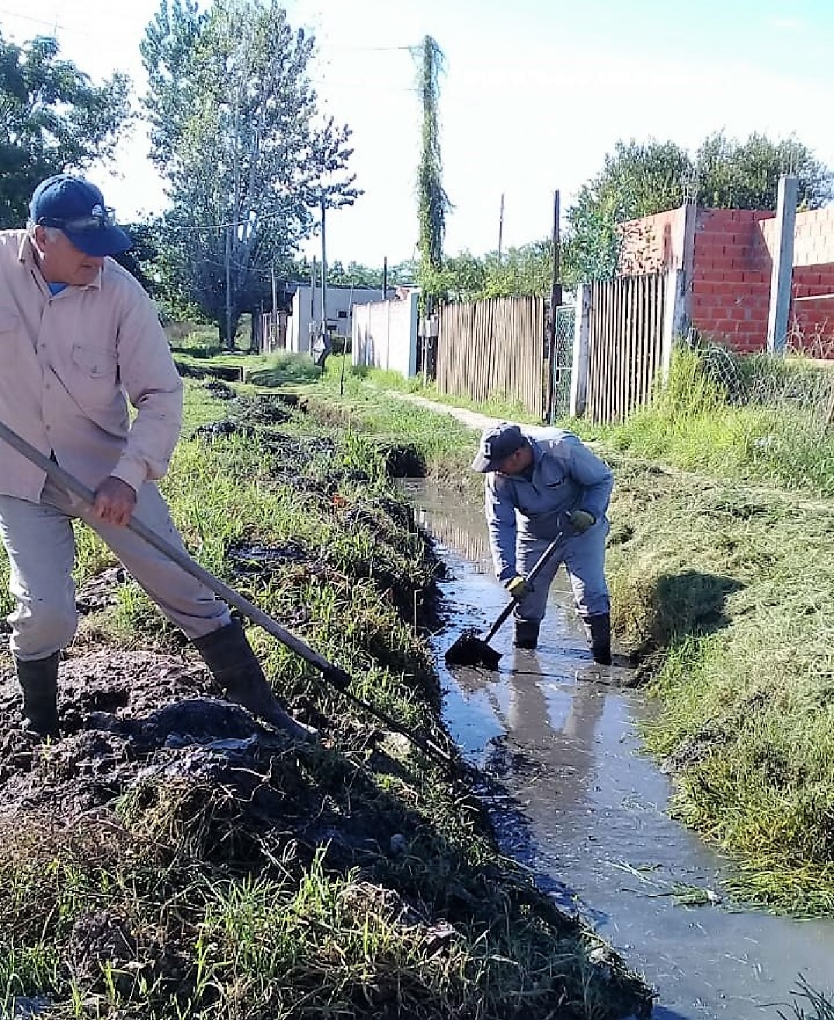 Limpieza de desagües pluviales en Don Rolando