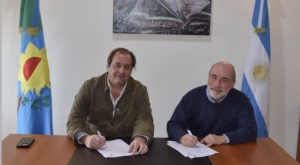 Curutchet firma convenio con el rector de Universidad Nacional del Oeste
