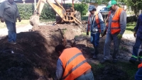 Colocación de caños de desagüe en el barrio Fonavi