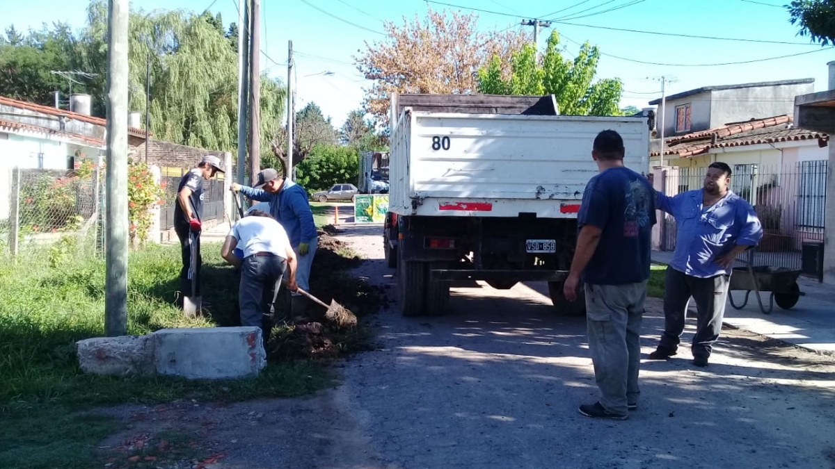 Zanjeo y limpieza de desagües pluviales en Santa María