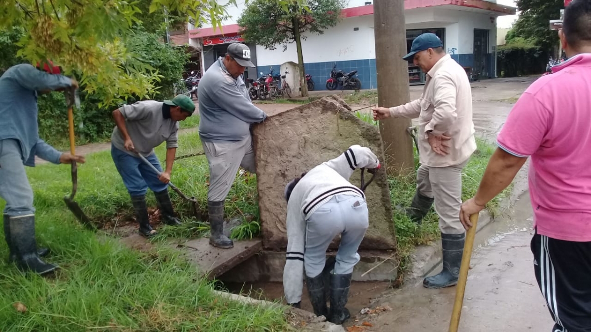 Limpieza de desagües en la calle Libertad