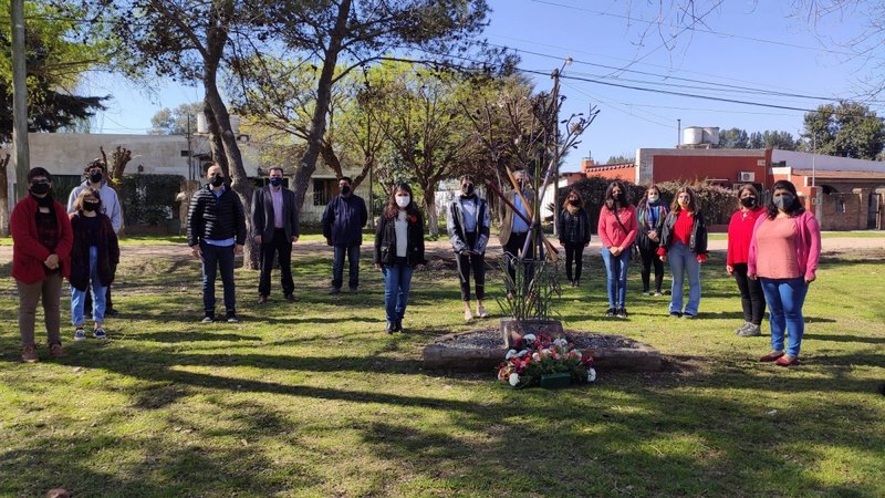 Acto conmemorativo y colocación de ofrenda floral.