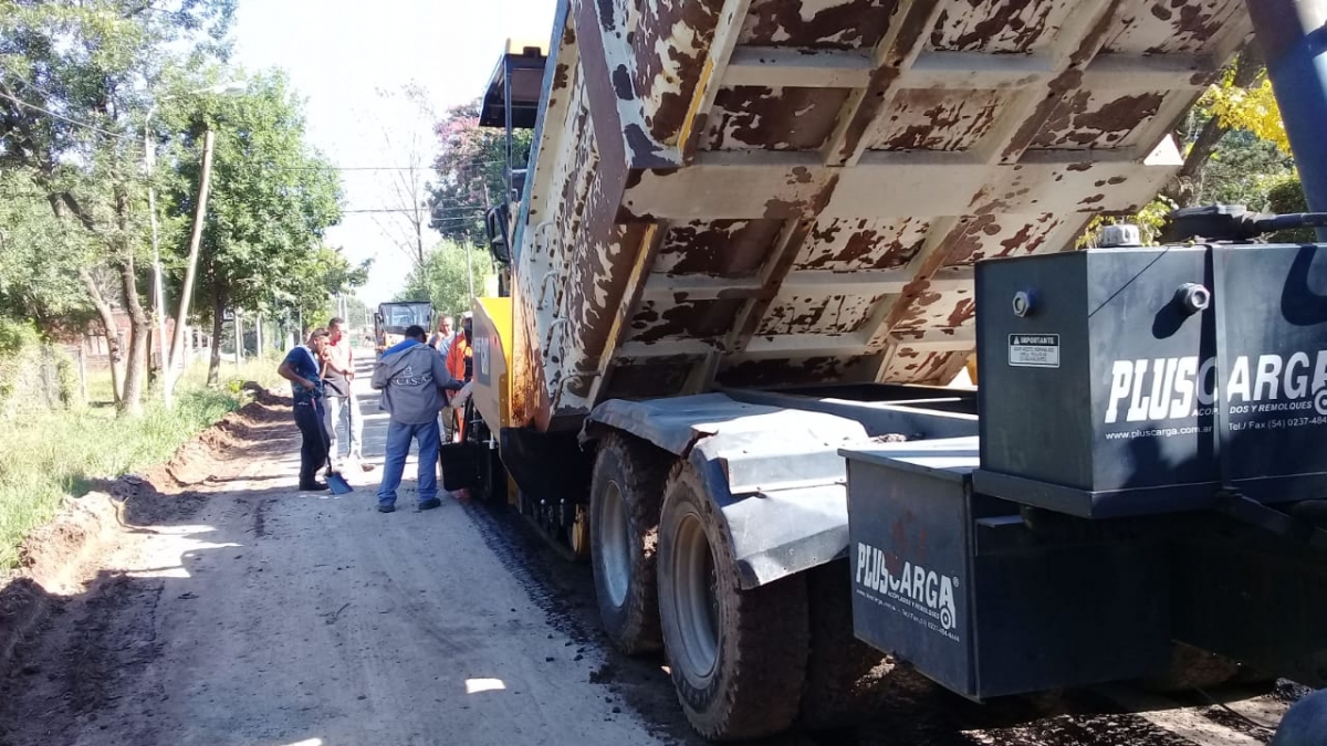 Avanza el asfalto de la calle Güiraldes del barrio Martín Fierro