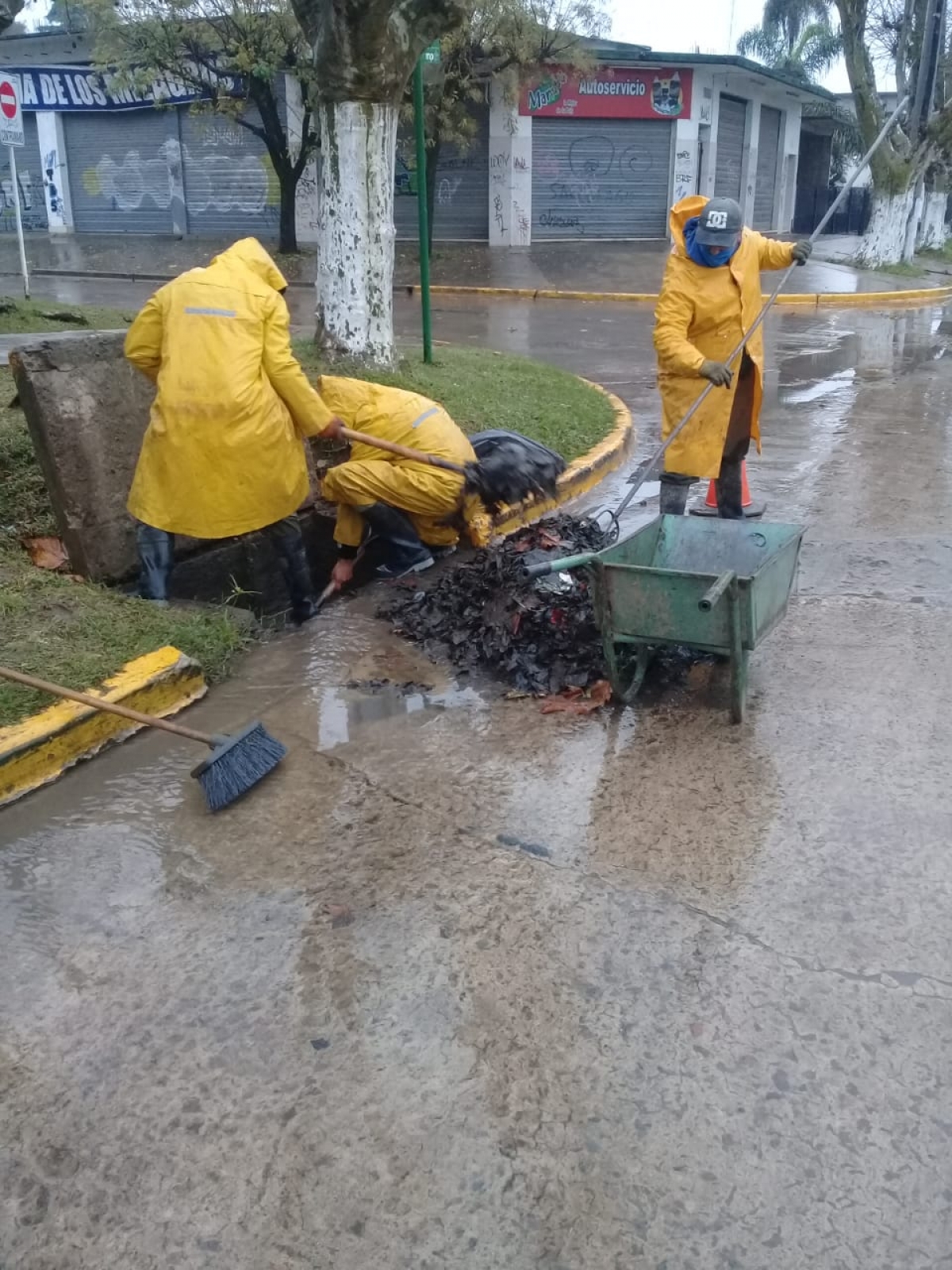 Limpieza de bocas de tormenta en calles San Martín, Independencia, Libertad y barrio la Trocha