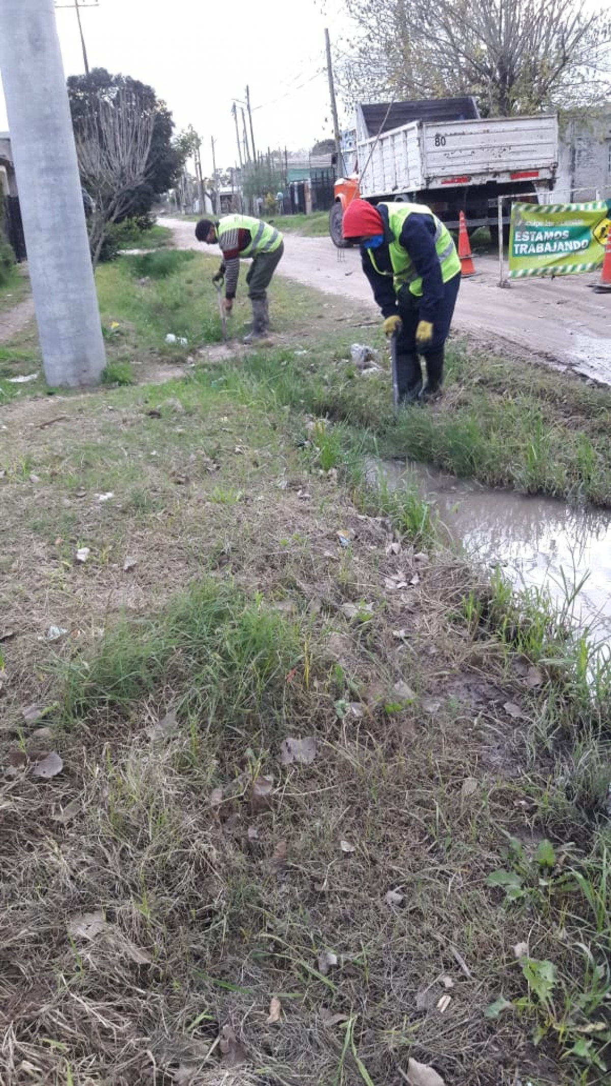 Limpieza de zanjas y alcantarillas en El Zorzal.