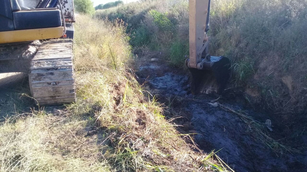 Sigue la limpieza de desagües en Rivadavia