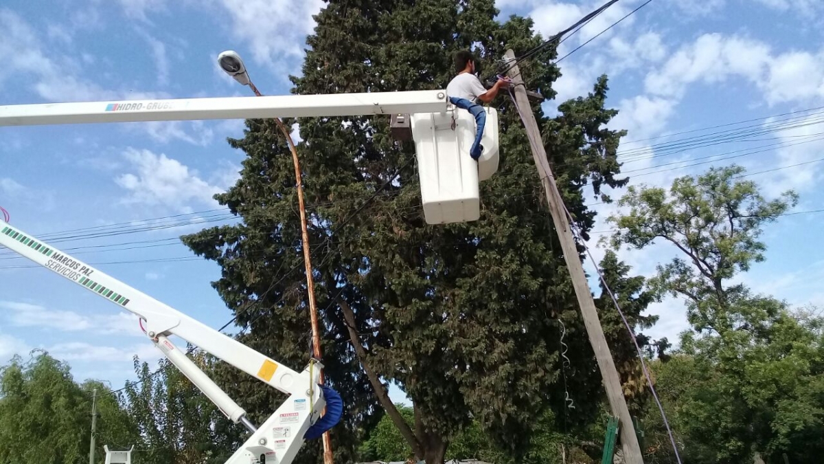 Reparación de luminarias en el barrio Gándara