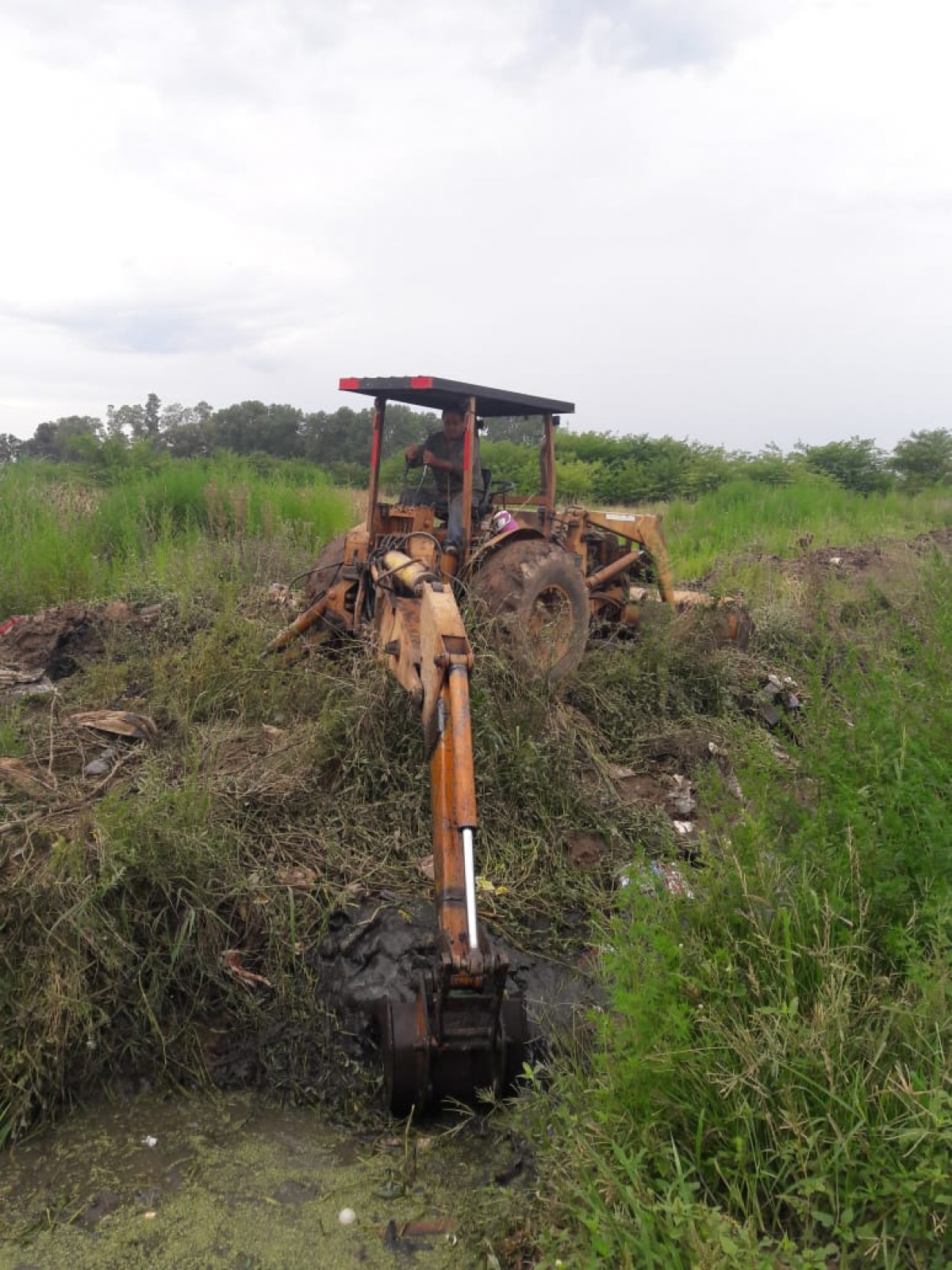 Perfilado de zanjas en el Barrio Los Aromos