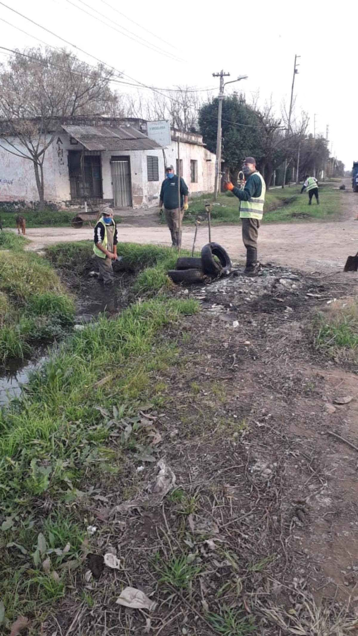 Zanjeo y mantenimiento de desagües en los barrios el Lucero y el Prado.