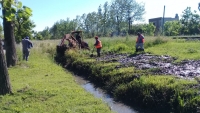 Zanjeo y limpieza de desagües pluviales sobre Rivadavia