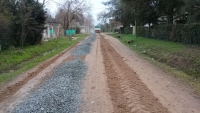 Colocación de piedras en la calle Neuquén del barrio El Lucero