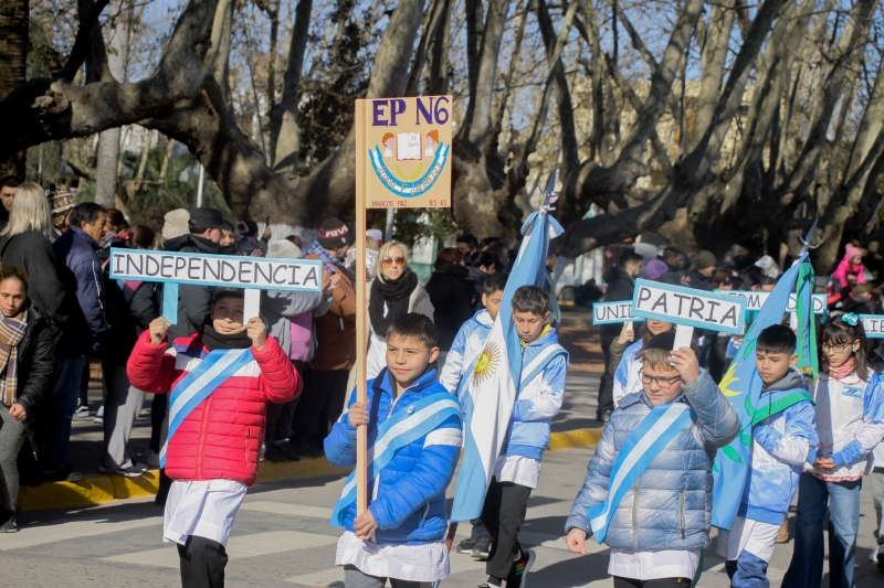 Desfile cívico institucional por las calles de nuestro pueblo