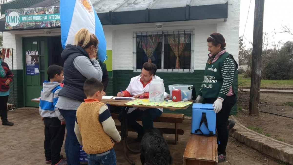 Operativo de vacunación de mascotas contra la rabia en el barrio Gándara