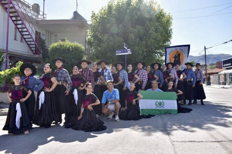 El Ballet Latidos del Folklore viajó a Cosquín