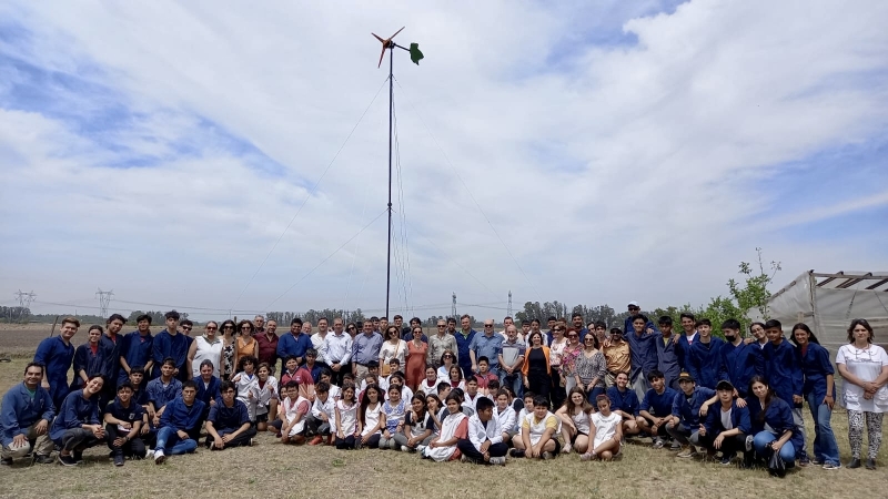 Puesta en marcha de un aerogenerador eólico en la Escuela Nº4