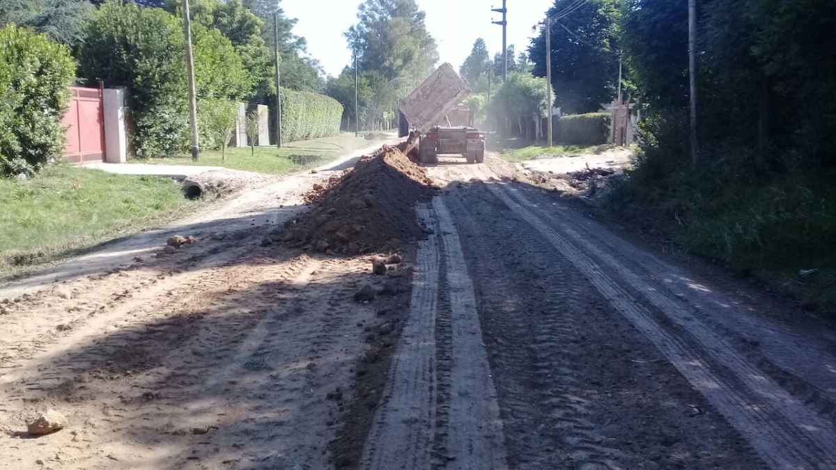 Nivelado y entoscado de la calle Avellaneda en San Eduardo