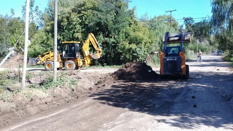 Continúa el zanjeo sobre Tucumán, barrio Eva Perón